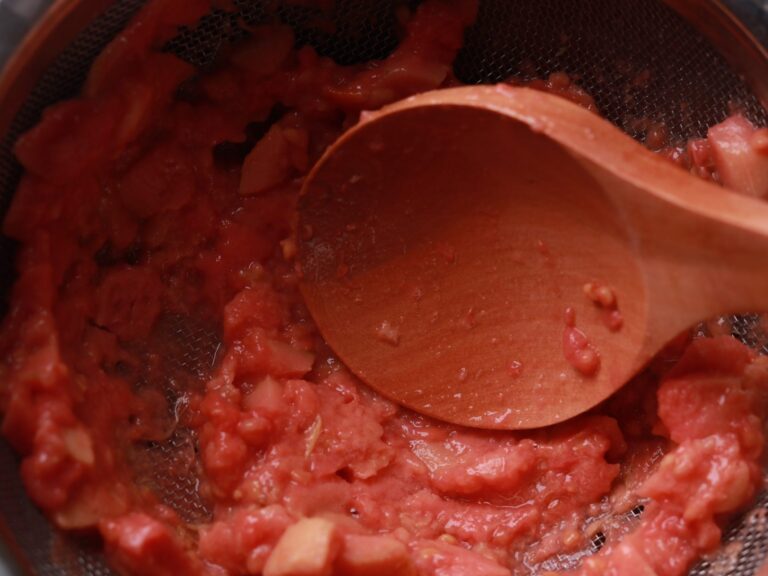 strain the guava pieces to remove remaining seeds