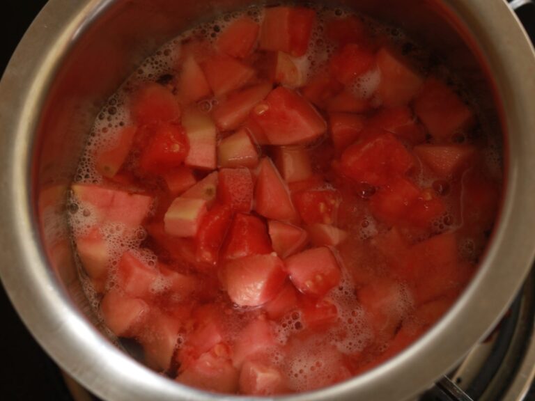 A pan of guava slices simmering on the stove