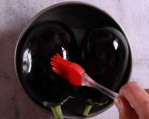 Oil enhances brinjal roasting.