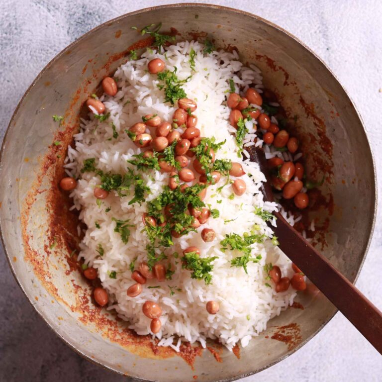 Fried peanuts in tamarind rice