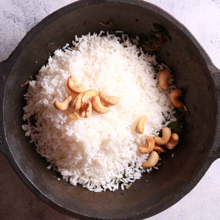 Boiled rice with cashew