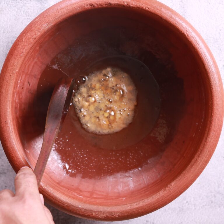 Tempering spices in oil