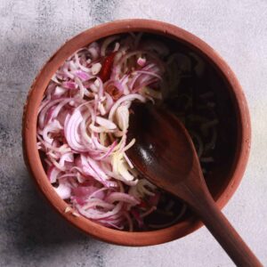 Cooking sliced onions in oil