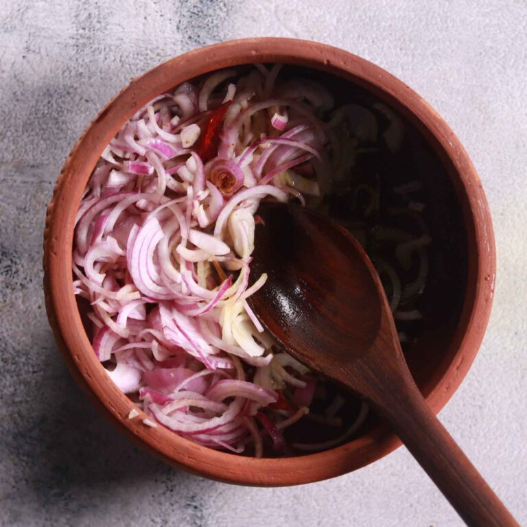Cooking sliced onions in oil