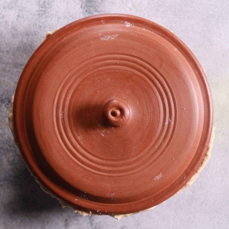 Covering pot with clay lid