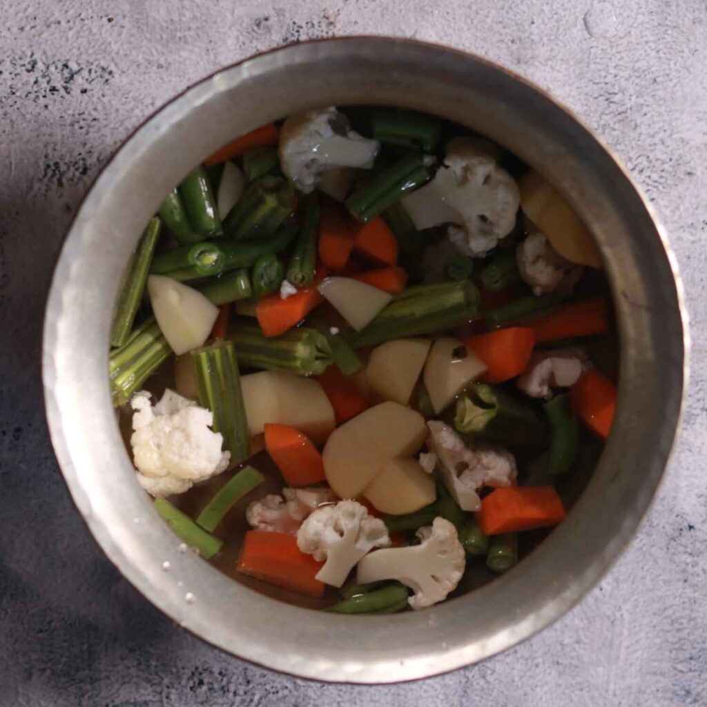 Boiling mixed vegetables