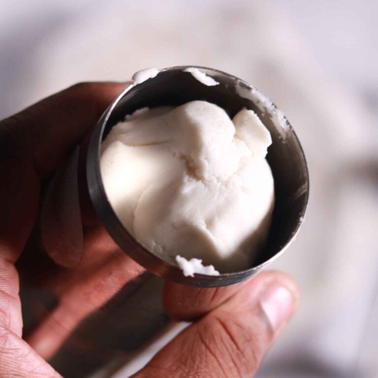 Filling idiyappam press