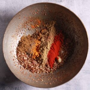 Adding spice powders