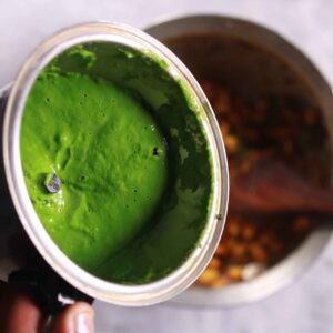 Mixing spinach purée