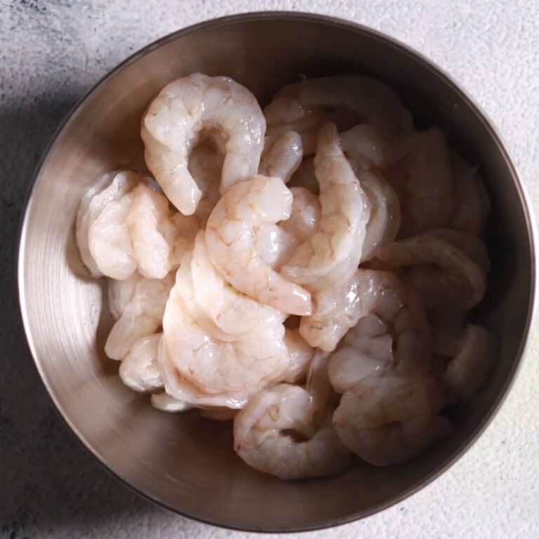 Cleaning and deveining prawns