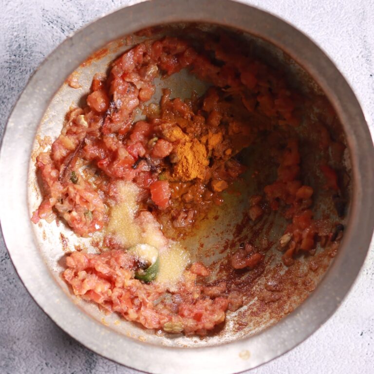 Mixing turmeric and salt