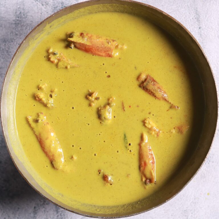 Simmering prawn curry