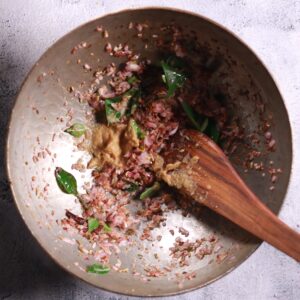 Cooking curry leaves