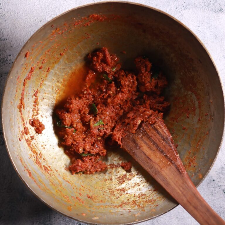 Simmering masala sauce