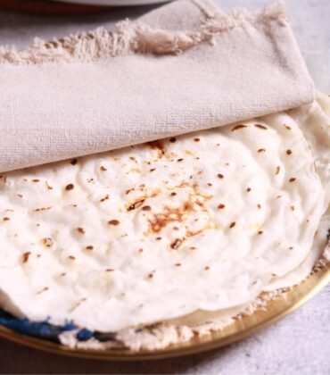Wrap bhakari in cloth