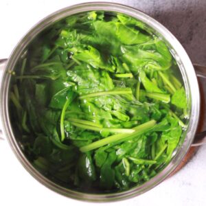 Blanching spinach leaves