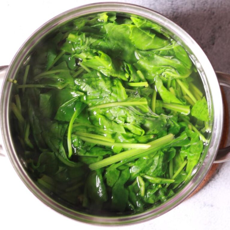 Blanching spinach leaves