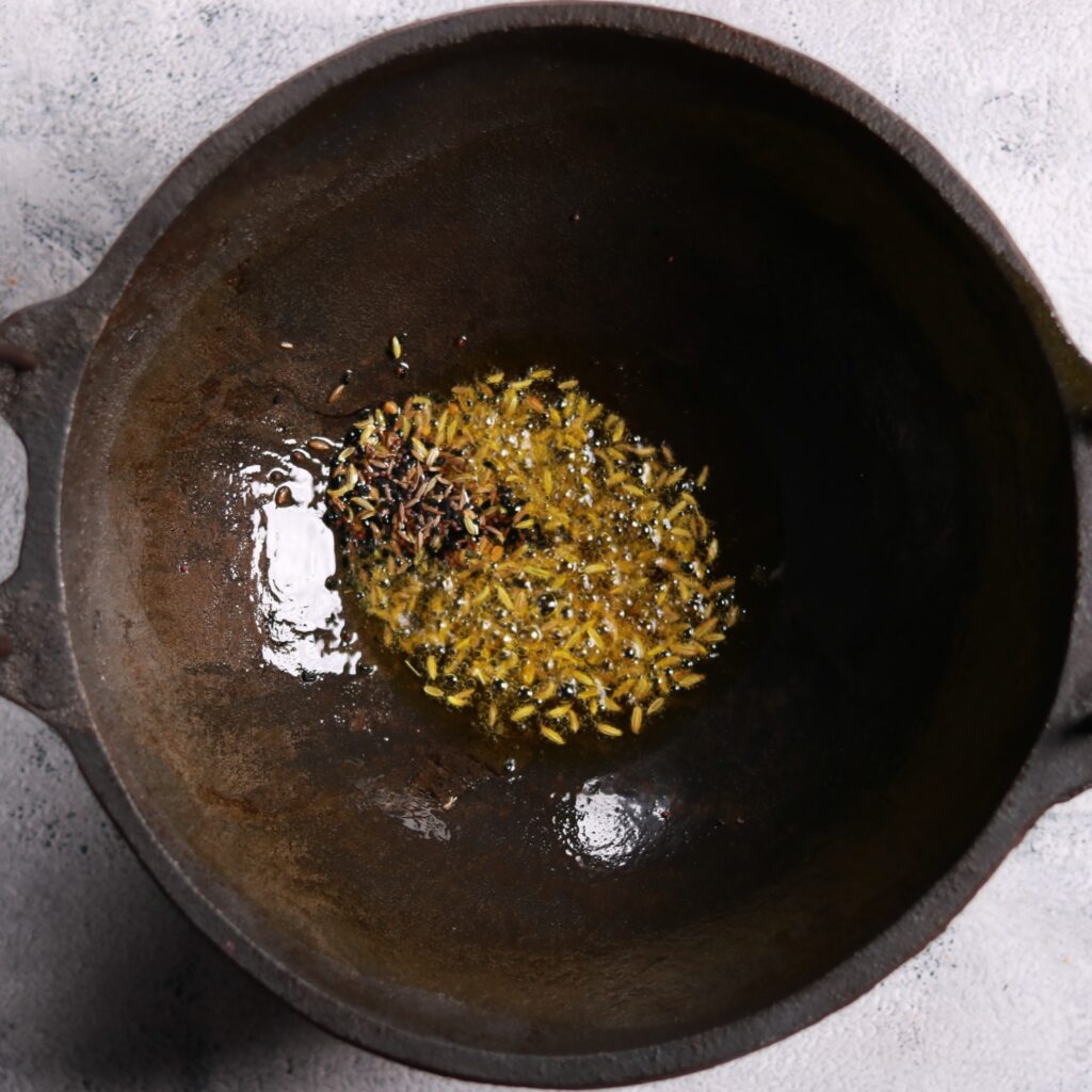 Panch phoran seeds crackling