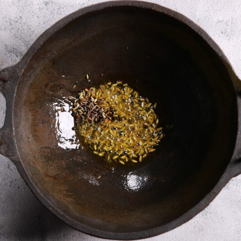 Panch phoran seeds crackling