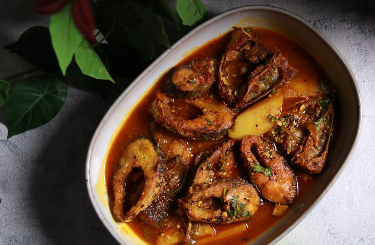 Fish curry bowl presentation