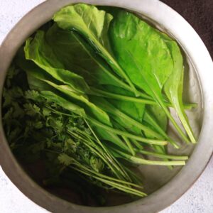 Blanching fresh spinach leaves