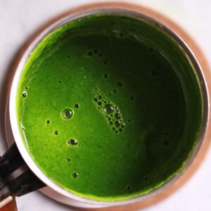 Blending fresh spinach paste